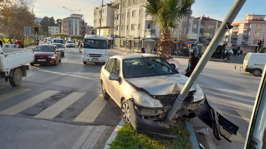 Çanakkale’de otomobil trafik ışıklarına çarptı