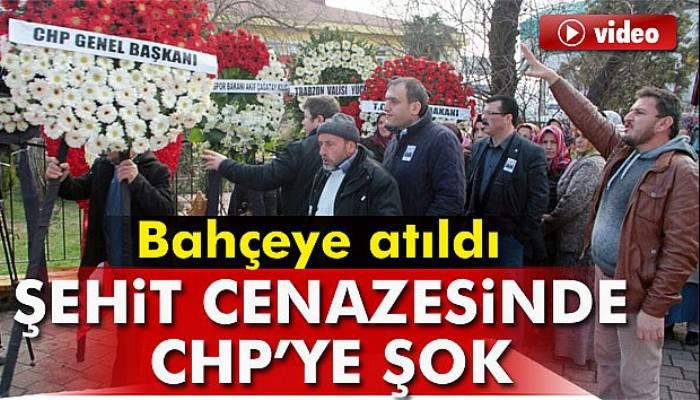  Şehit cenaze törenine gönderilen CHP çelengi boş bahçeye atıldı