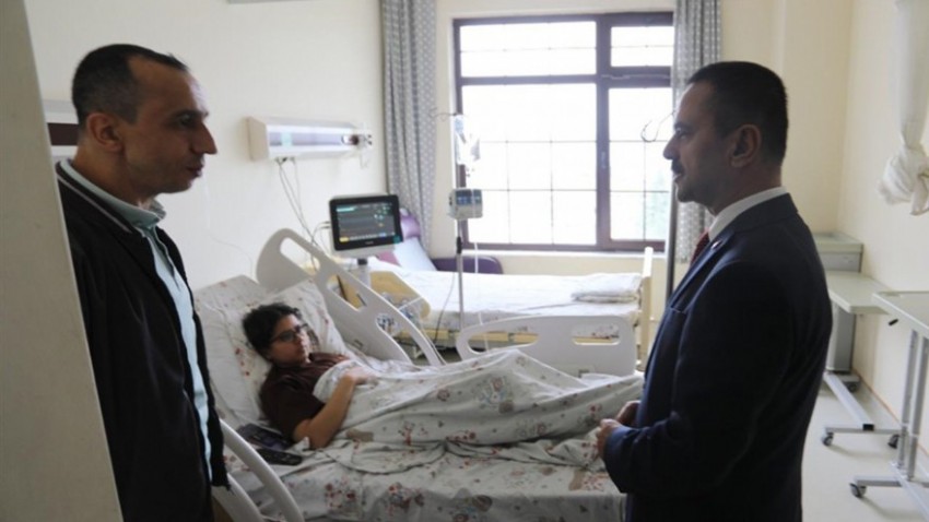  Vali İlhami Aktaş Hastanede Yatan Çocukları  Unutmadı