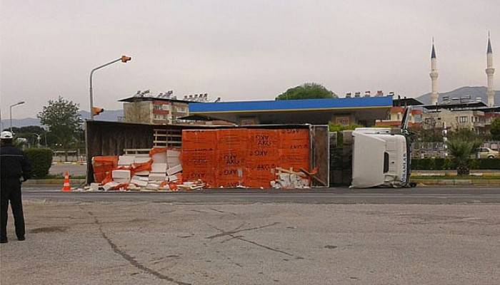 Virajı alamayan TIR devrildi