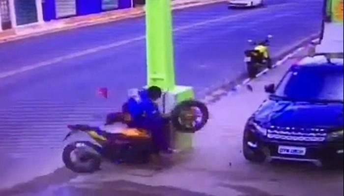 Motosiklet direğe böyle çarptı!