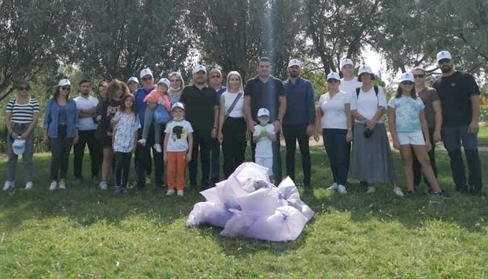 DEVA Partisi çevre temizliği yaptı