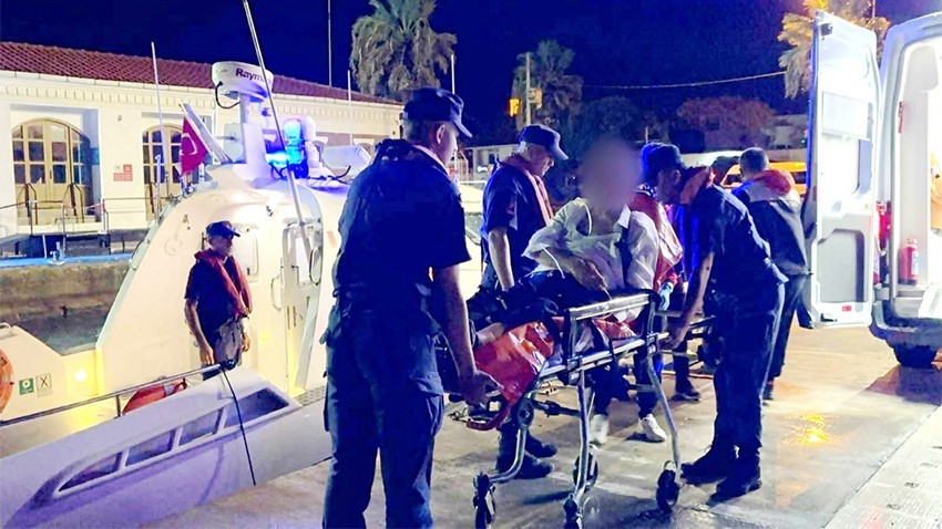 74 Yaşındaki Hasta Sahil Güvenlik Botuyla Tahliye Edildi