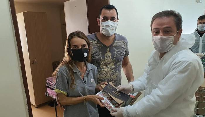 Alp karantinadaki misafirleri ziyaret etti
