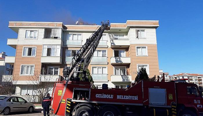 4 katlı apartmanda yangın; 10 kişi balkonlardan merdivenle kurtarıldı