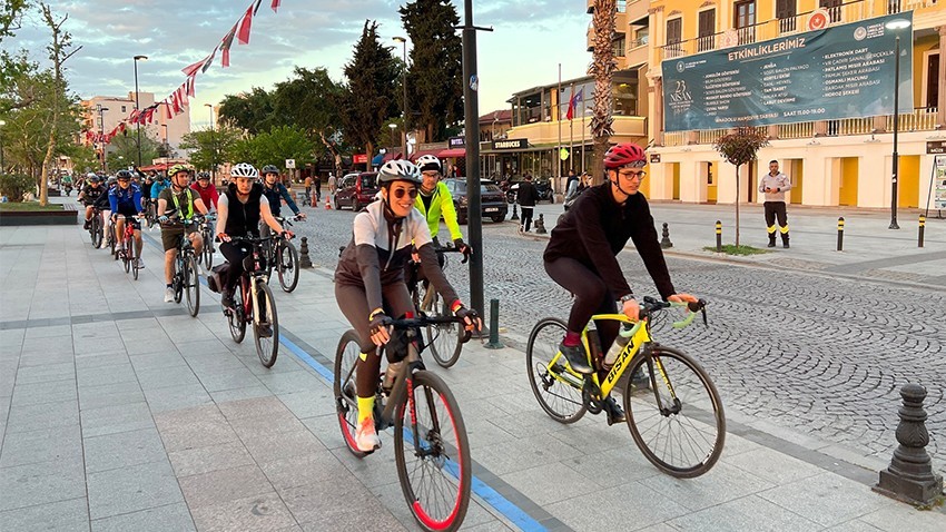 Bisikletliler akşam turuna çıktı