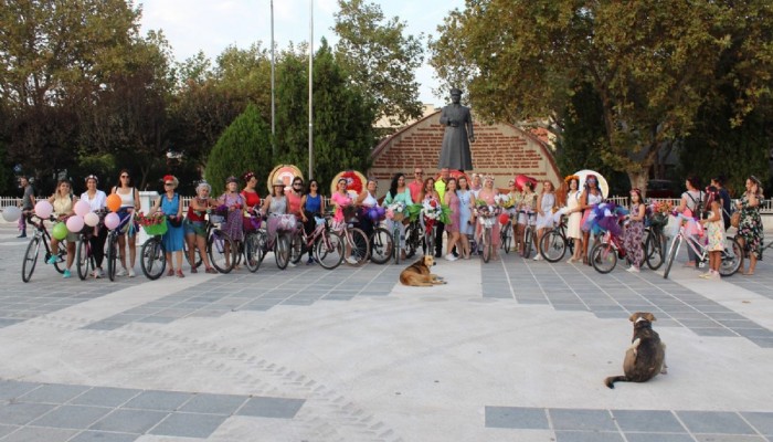 Süslü kadınlar Çanakkale’de pedalladı