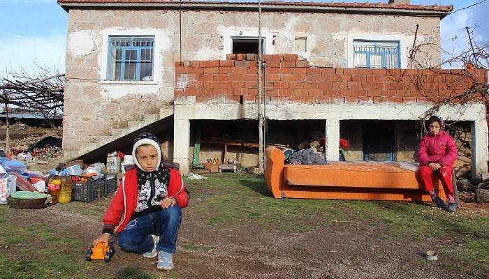 Deprem paniğini oyun oynayarak atıyorlar 