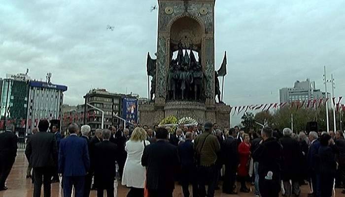 Taksim'de Acıbadem Muhtarı için saygı duruşu