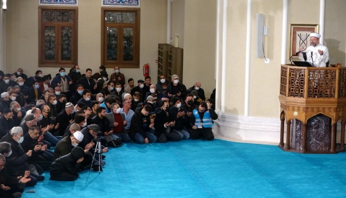  Diyanet İşleri Başkanı Erbaş, Berat Gecesi ve Çanakkale Şehitleri için dua etti