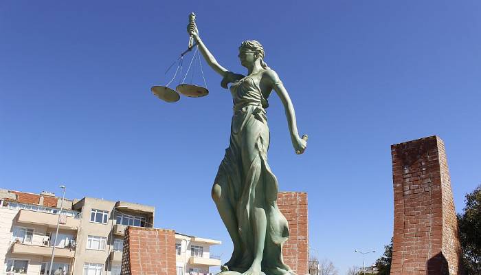 Adalet heykeline çirkin saldırı: Heykelin kılıcını kırdılar