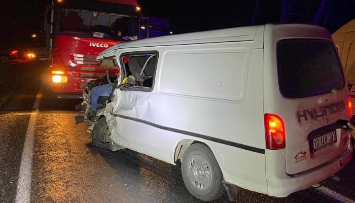 Minibüs ile kamyon çarpıştı: 1 ölü, 1 yaralı