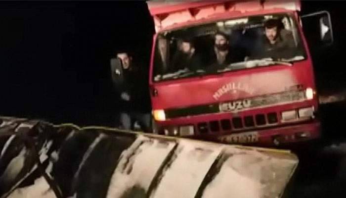  Karda mahsur kalan çiftçiler kurtarıldı