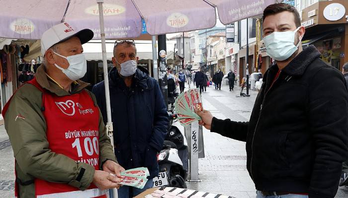 31 Aralık'ta bir aylık olacak kızı için 31 adet Milli Piyango bileti aldı (VİDEO)