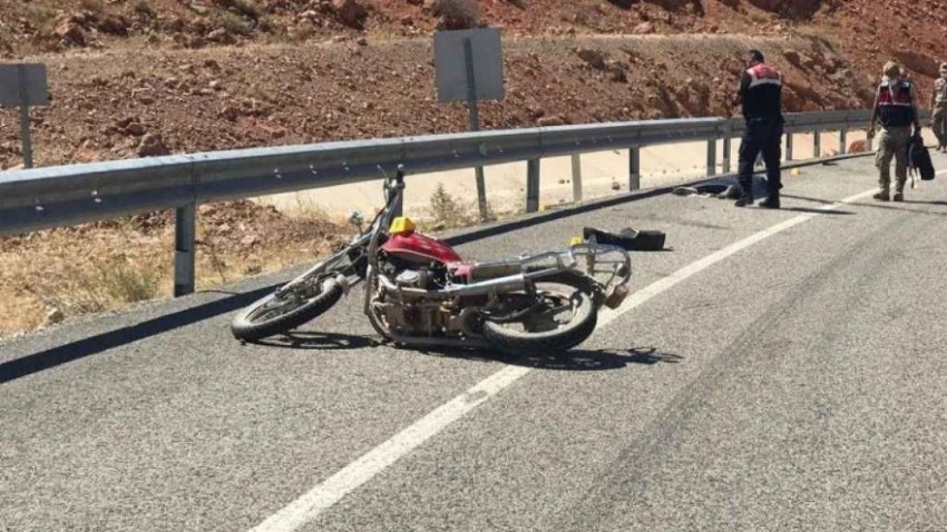 Otomobile çarpışan motosiklet sürücüsü hayatını kaybetti