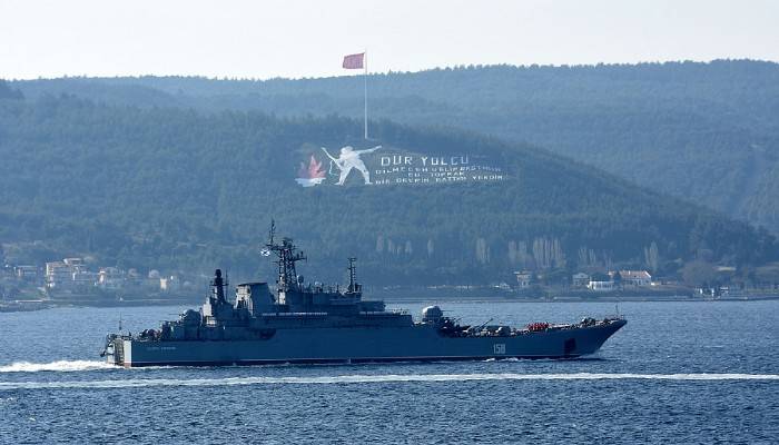 Rus savaş gemisi 'Caesar Kunikov', Çanakkale Boğazı'ndan geçti