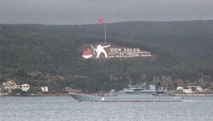 Rus savaş gemisi Çanakkale boğazından geçti