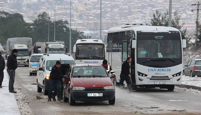  Yollar buz pistine döndü sürücüler zor anlar yaşadı/ VİDEO