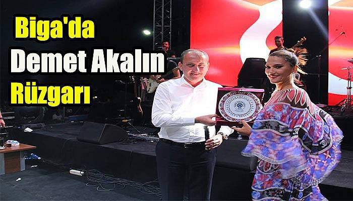  Biga'da Demet Akalın Rüzgarı