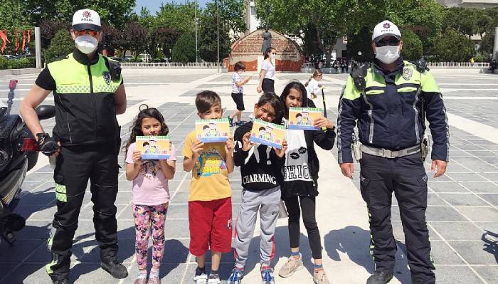 Sokağa çıkan çocuklara polis ekipleri hediye dağıttı