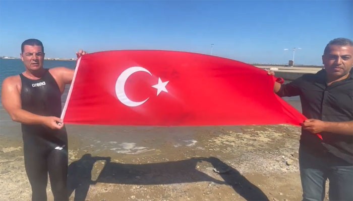 Şehit ve gaziler için Çanakkale’den Gökçeada’ya yüzdü