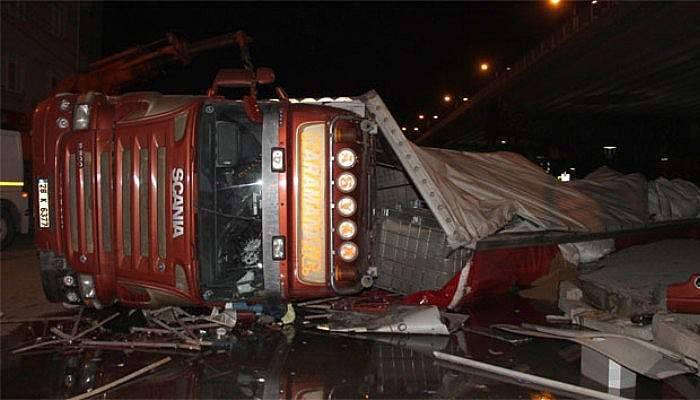 TIR devrildi: 1 yaralı