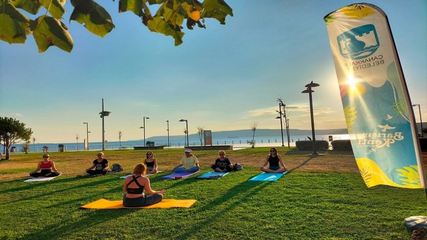 Çanakkaleli vatandaşlar açık havada yoga yaptı