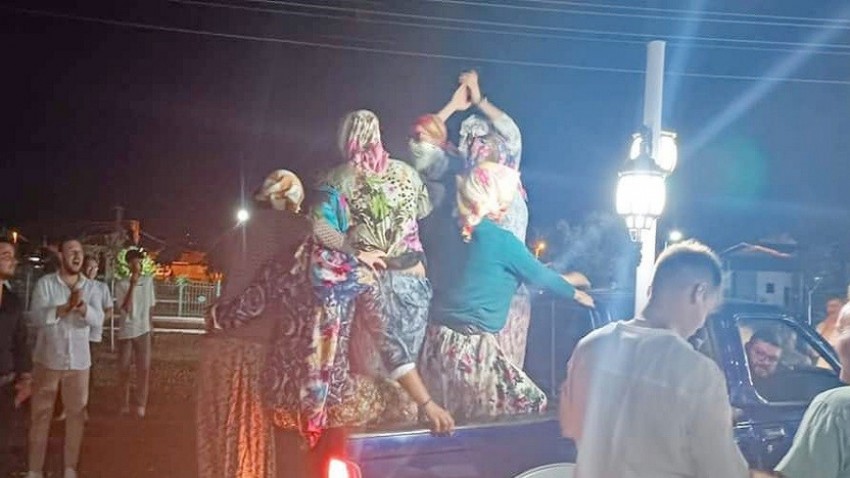 Biga’da kadın kılığına girip düğünü bastılar (VİDEO)