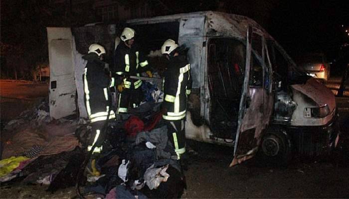 Tekstil malzemeleriyle dolu minibüs yandı