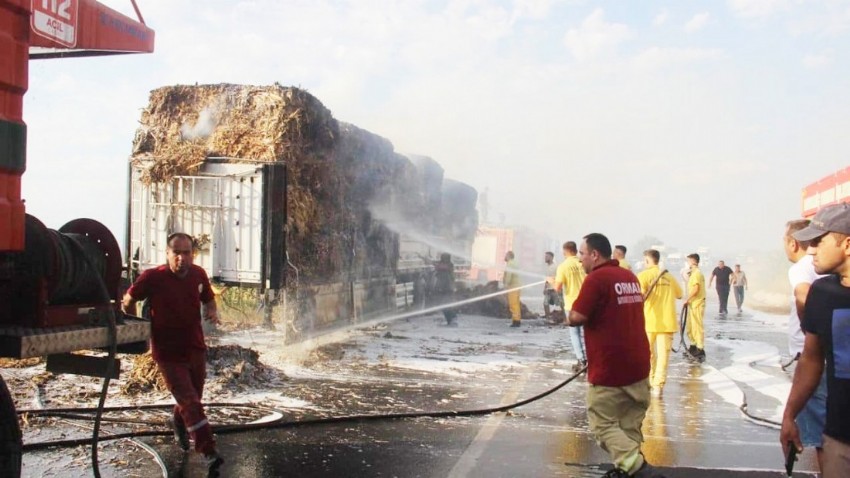 Bayramiç-Ezine Karayolunda Saman Yüklü Tır Alev Aldı
