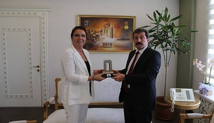 Çanakkale Gazeteciler Cemiyeti Başkanı Hafize Akıncı, Vali Orhan Tavlı'yı Ziyaret Etti