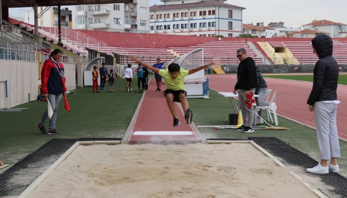 Minikler Atletizm Yarışında Mücadele Etti