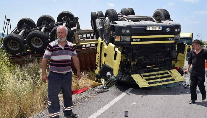 Aliağa'da tır devrildi: 3 yaralı