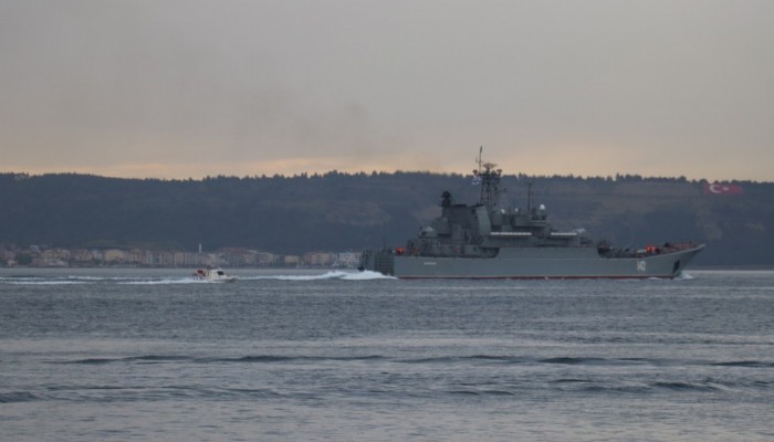 Rus ve İngiliz savaş gemileri peş peşe Çanakkale Boğazı’ndan geçti (VİDEO)