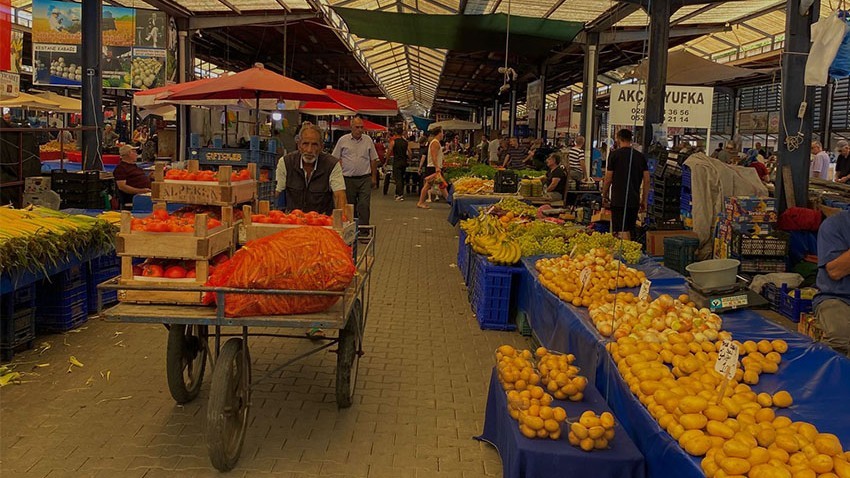 Cuma Pazarı, Balıktan Çileğe, Köy Yumurtasından Yemyeşil Taze Sebzelere Yoğun İlgi Görüyor