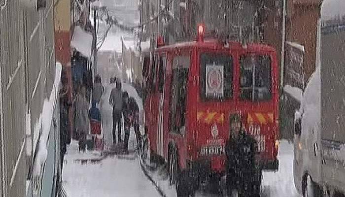  İtfaiyenin kar altında zorlu mücadelesi