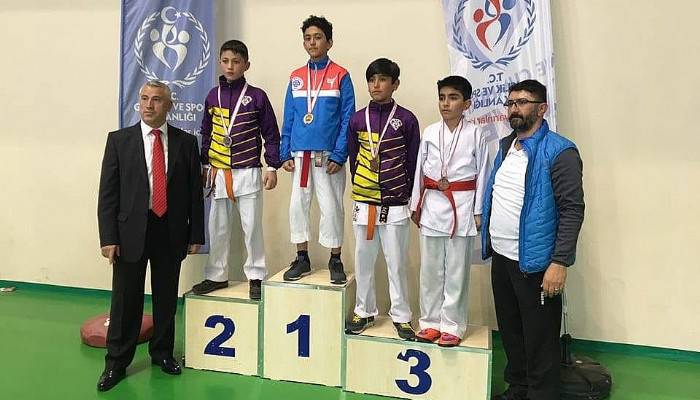 Biga karate gençlik spor kulübü genel klasmanda şampiyon
