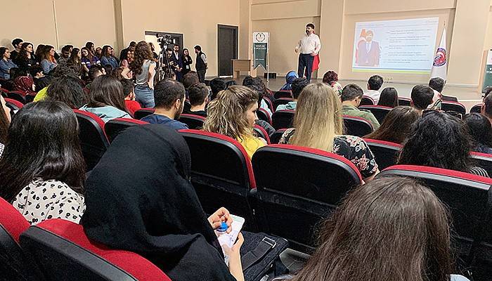 Uslu, deneyimlerini öğrencilerle paylaştı