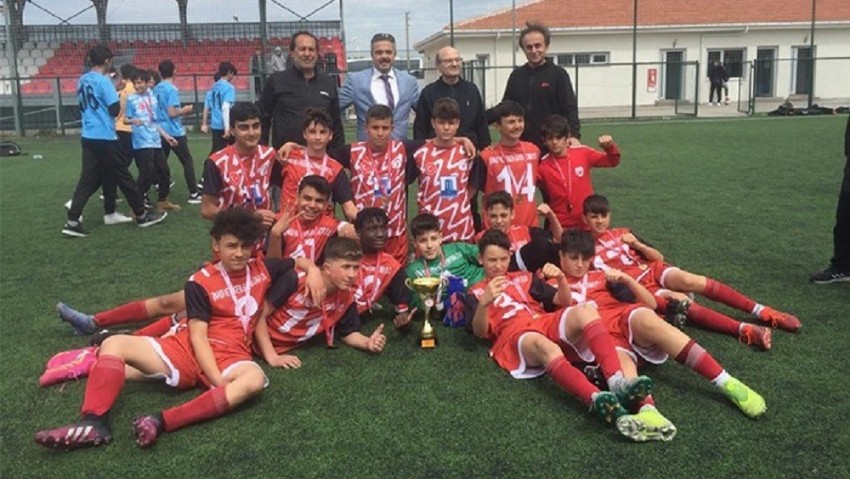 Küçük Erkekler Futbol İl Birinciliğinde Dereceye Giren Takımlara Ödülleri Verildi