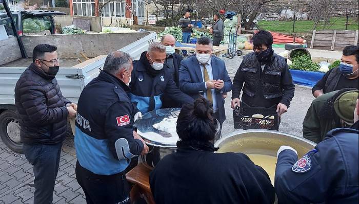 Başkan esnafa sıcak çorba dağıttı