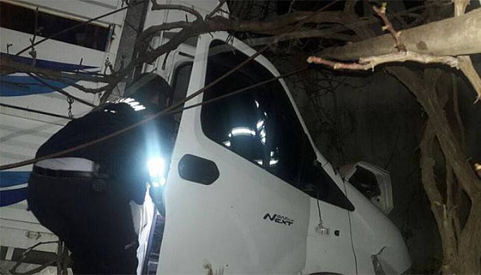  Kamyonet şarampole yuvarlandı!