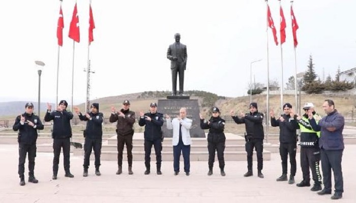 Kırıkkale'de polislerden işaret diliyle 'Çanakkale Türküsü'