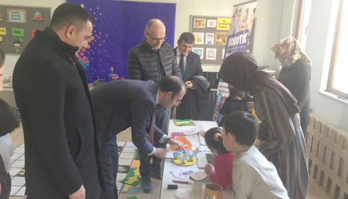 Biga Kaymakamı Dolu Anaokulu Sergisini Ziyaret Etti