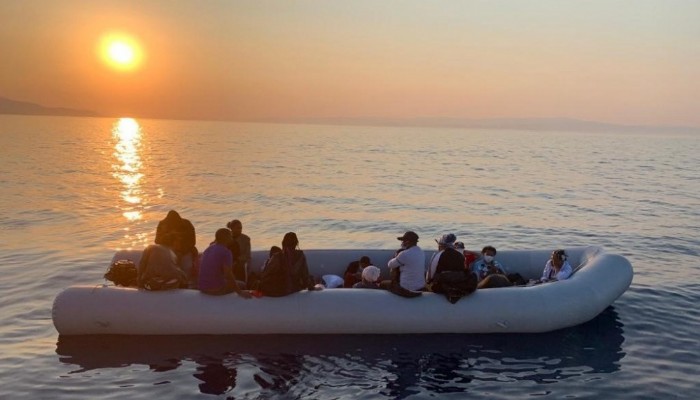 Ayvacık açıklarında botları sürüklenen 17 kaçak göçmen kurtarıldı
