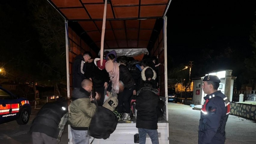 Çanakkale'de kamyonet içerisinde 41 kaçak göçmen yakalandı