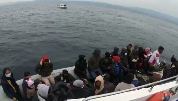 Lastik bottaki 40 kaçak göçmen kurtarıldı