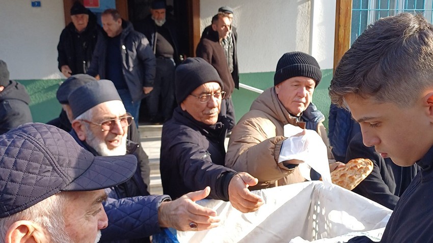 Öğrenciler Mahalleleri Sıcak Pideyle Dolaştı