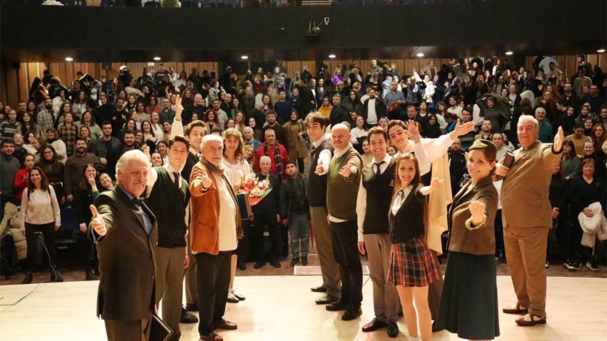  “Ölü Ozanlar Derneği” Ayakta Alkışlandı