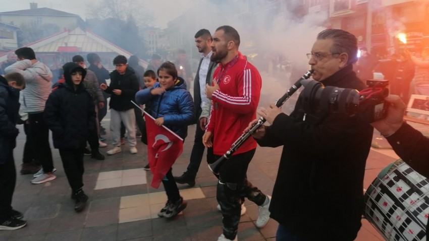 Şampiyon Memleketinde Coşku İle Karşılandı