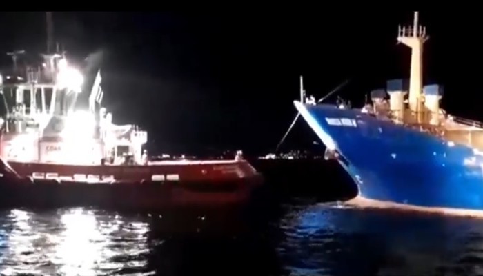 Çanakkale Boğazı'nda arızalanan gemi kurtarıldı (VİDEO)